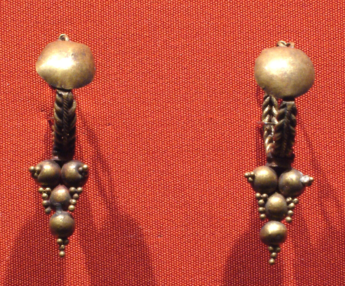 Hoop earrings with disk and with conical pendant of balls and granules, gold 
