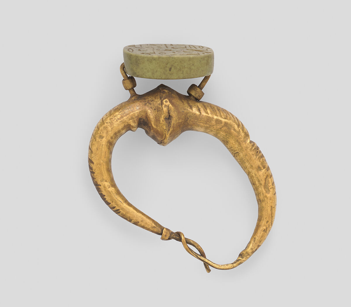 Ridged earring with an Egyptian Late Period hieroglyphic plaque as ornament, Green jasper plaque on gold earring