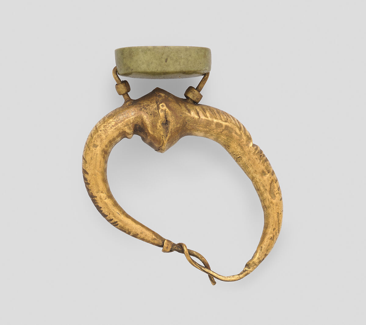 Ridged earring with an Egyptian Late Period hieroglyphic plaque as ornament, Green jasper plaque on gold earring