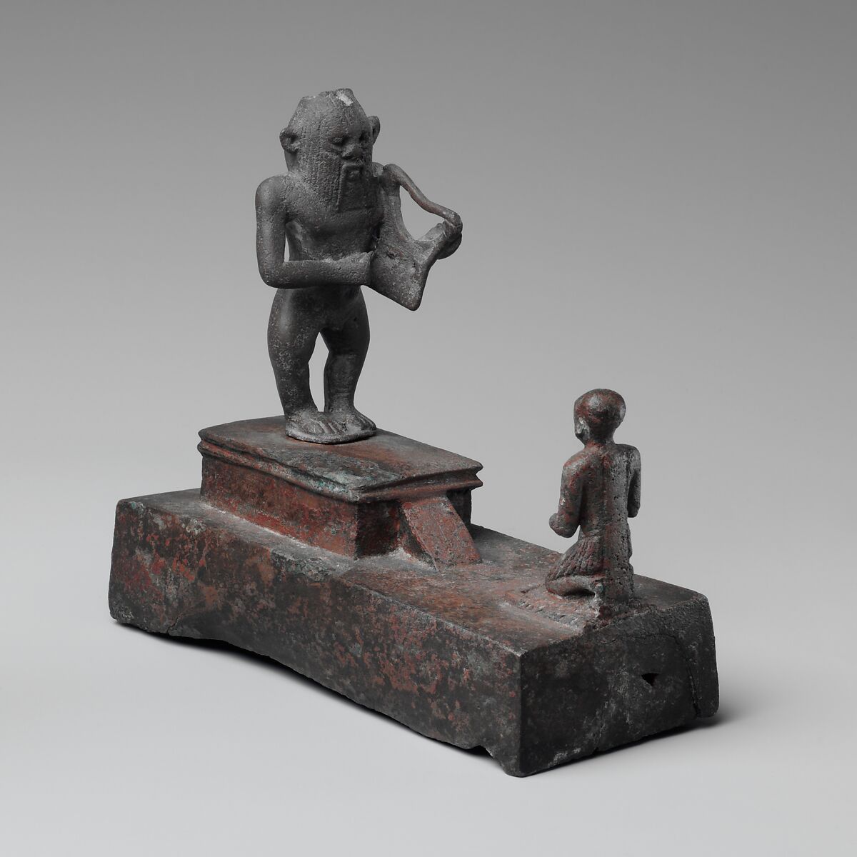Group statue with a Bes-image plucking a lyre, Cupreous metal