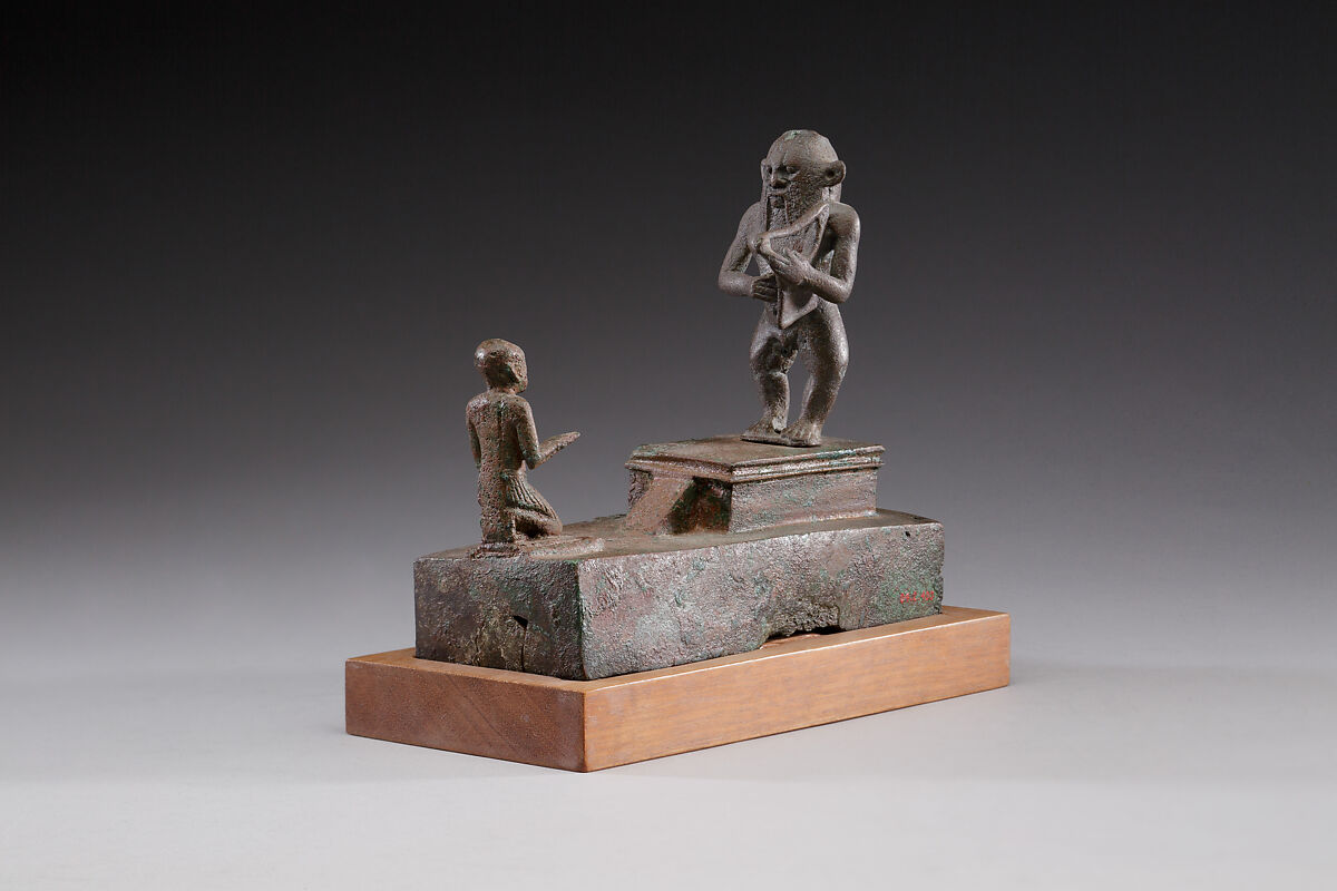 Group statue with a Bes-image plucking a lyre, Cupreous metal