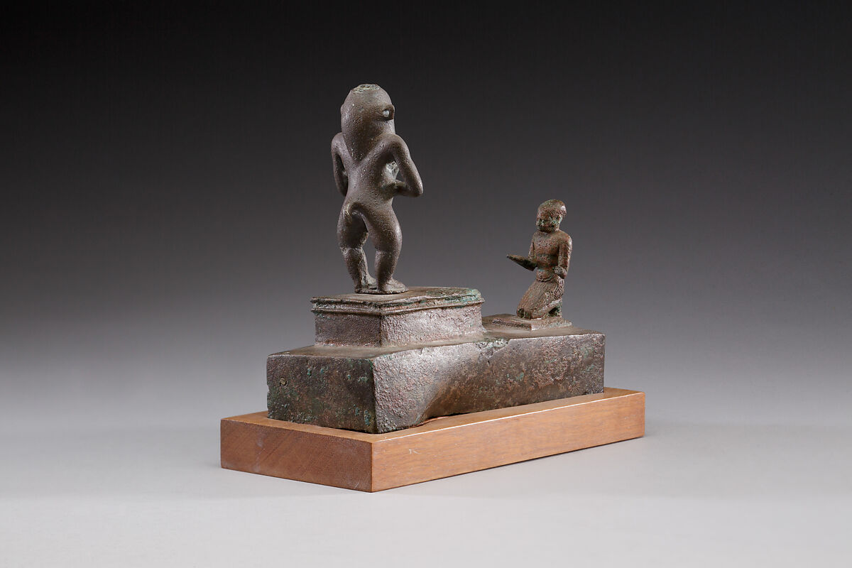 Group statue with a Bes-image plucking a lyre, Cupreous metal