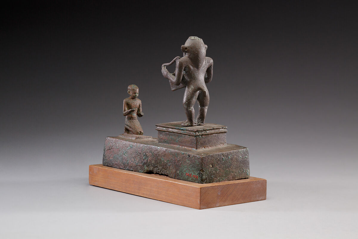 Group statue with a Bes-image plucking a lyre, Cupreous metal