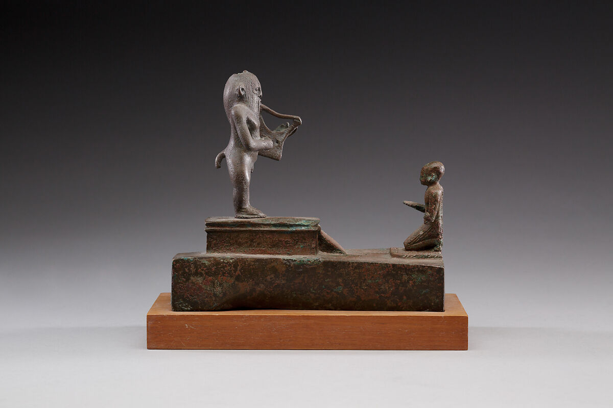 Group statue with a Bes-image plucking a lyre, Cupreous metal