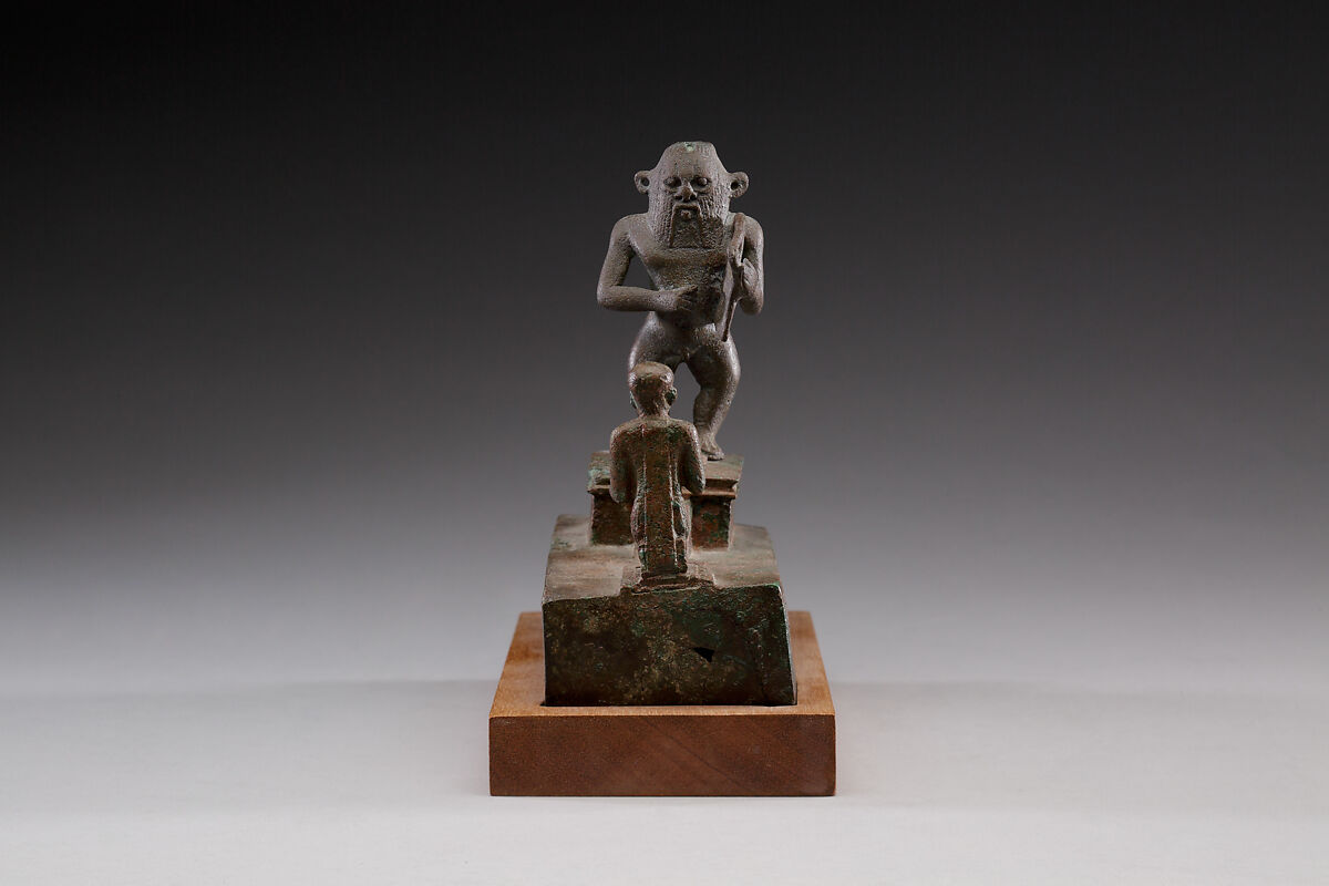 Group statue with a Bes-image plucking a lyre, Cupreous metal