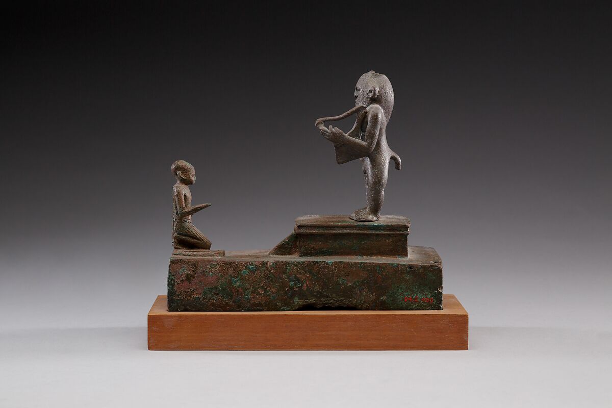 Group statue with a Bes-image plucking a lyre, Cupreous metal