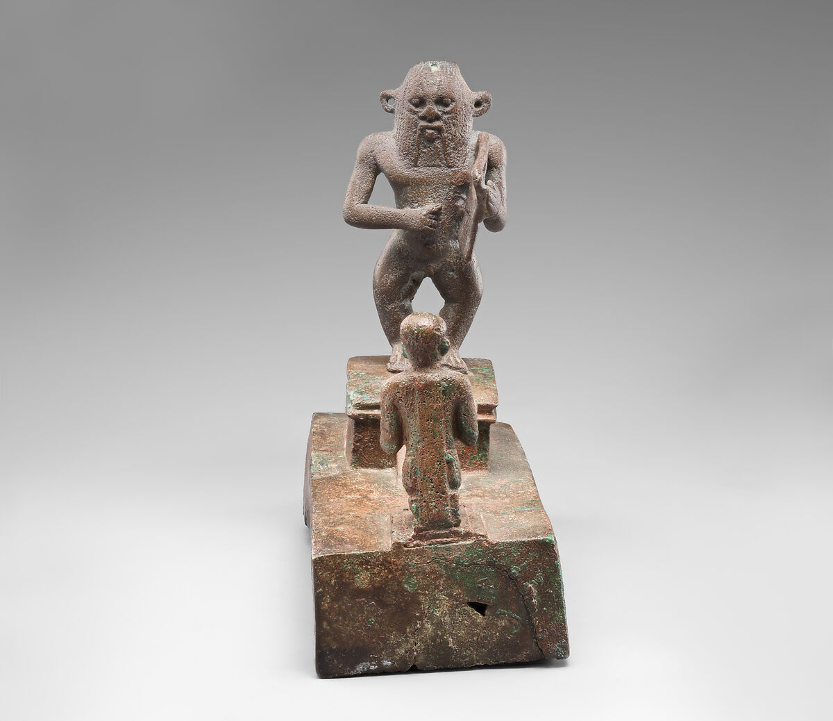 Group statue with a Bes-image plucking a lyre, Cupreous metal