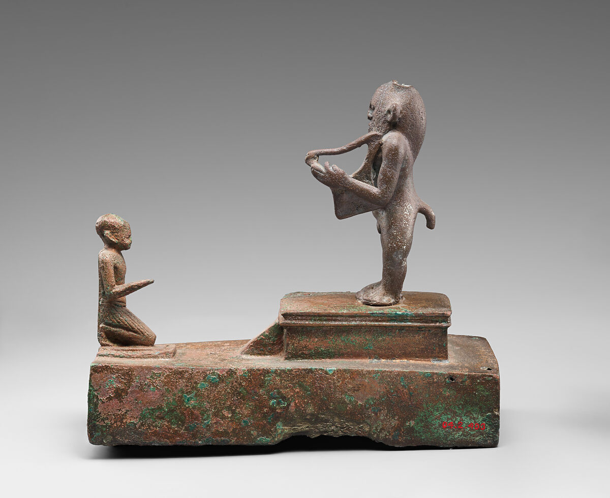 Group statue with a Bes-image plucking a lyre, Cupreous metal