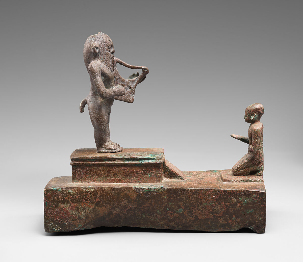 Group statue with a Bes-image plucking a lyre, Cupreous metal