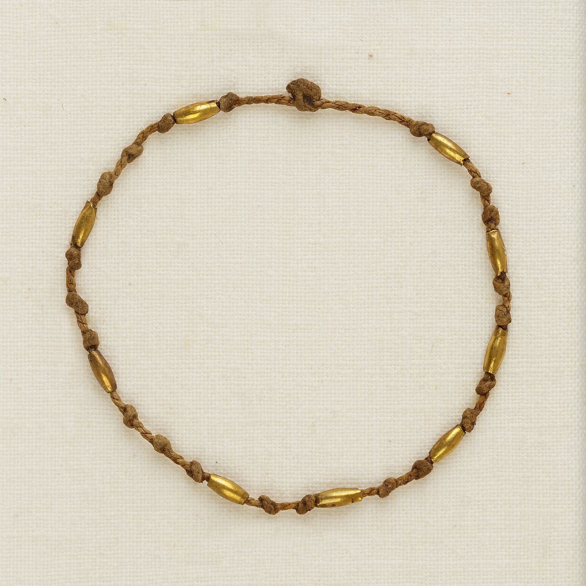 Bracelet with knots and barrel beads, Linen, gold 