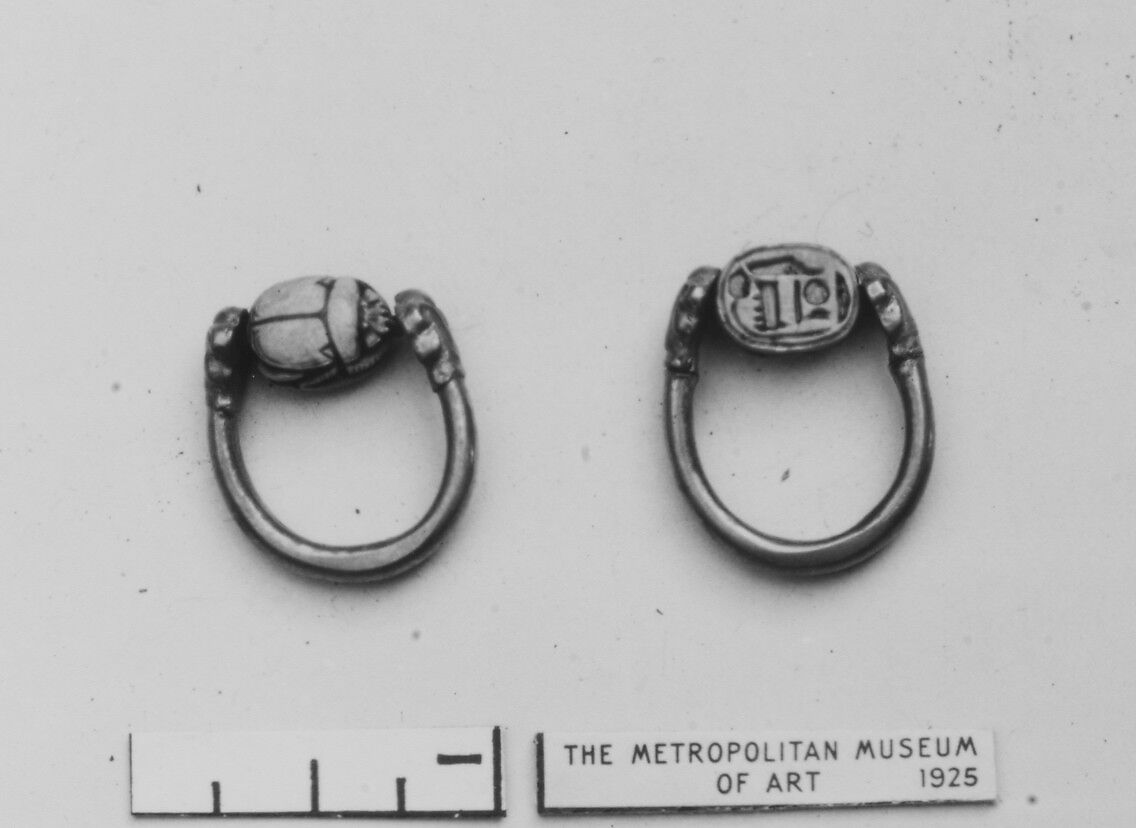Scarab finger ring inscribed for Hatshepsut (Maatkare), Gold, glazed steatite