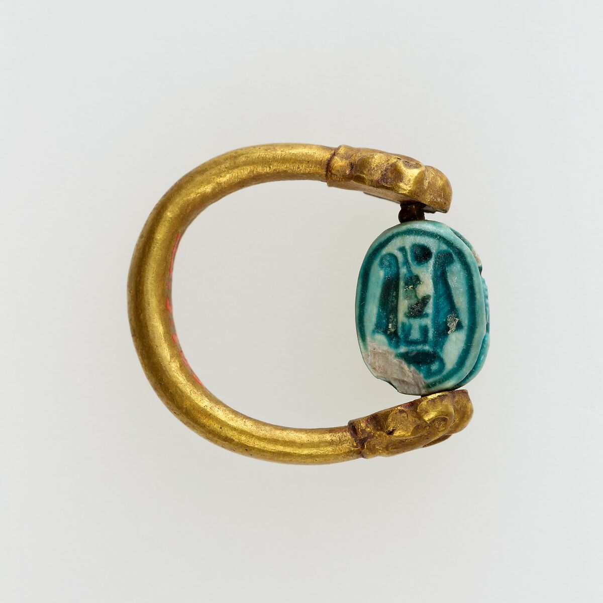 Scarab finger ring inscribed for Hatshepsut (Maatkare), Gold, glazed steatite 