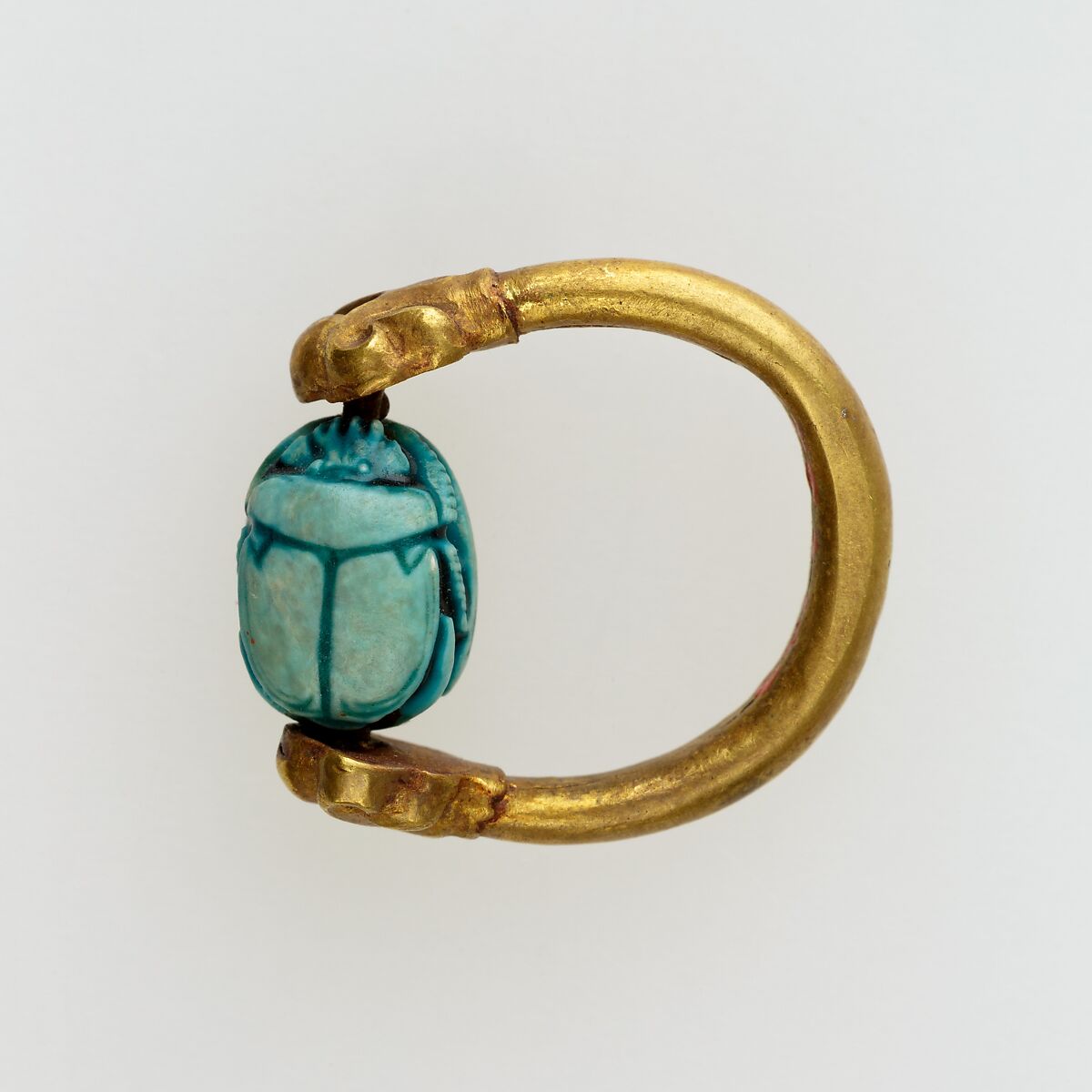 Scarab finger ring inscribed for Hatshepsut (Maatkare), Gold, glazed steatite