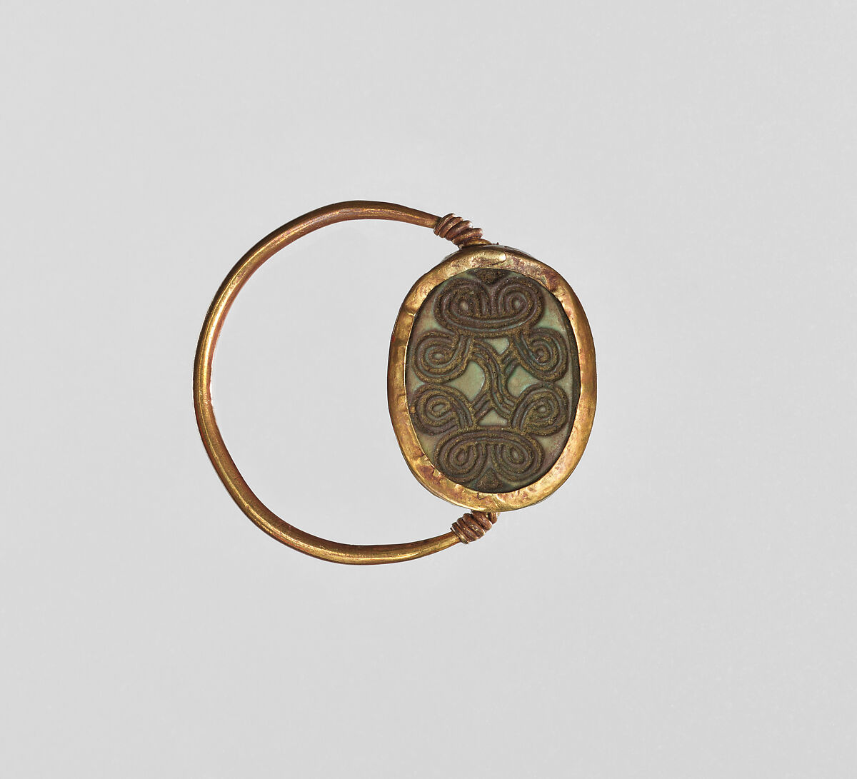 Scarab Finger Ring with Scroll Pattern, Gold, glazed steatite 