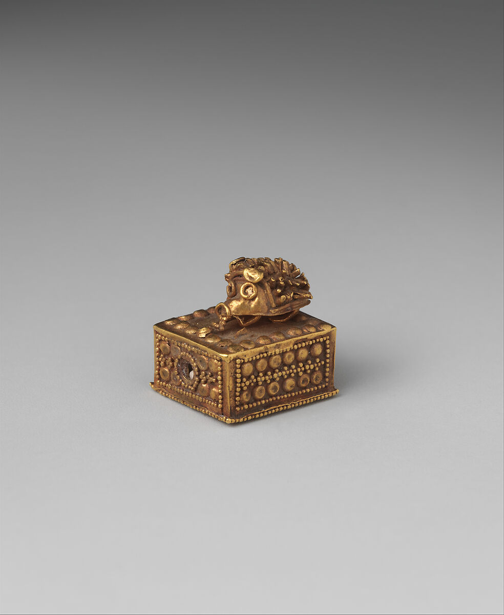 Hedgehog on box pendant, Gold