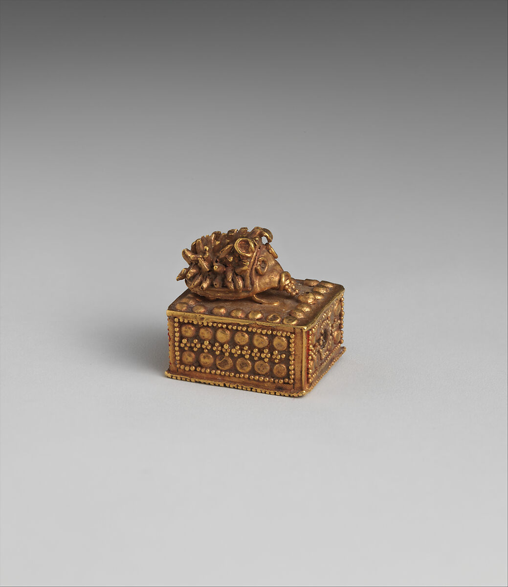 Hedgehog on box pendant, Gold 
