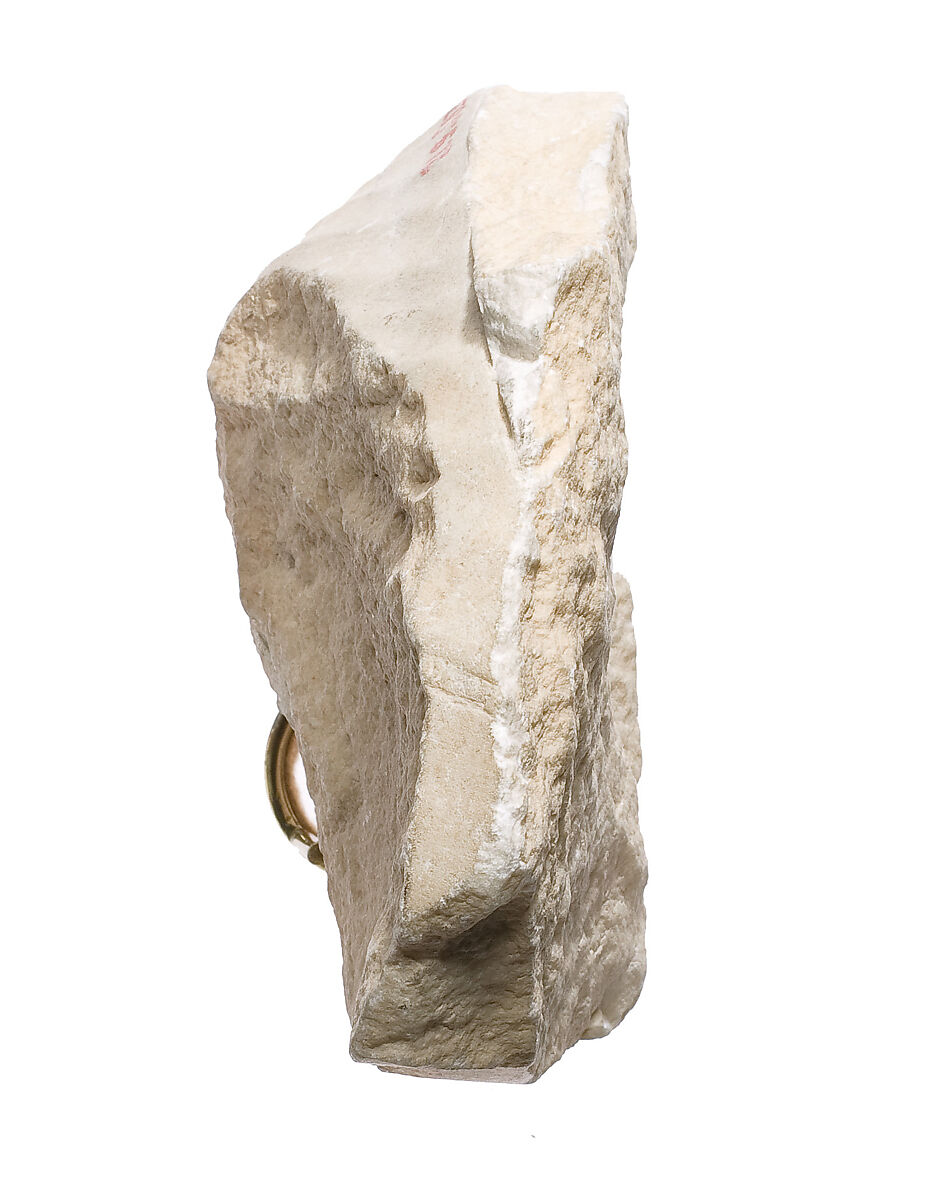 Right shoulder slice with shawl traces and Aten cartouche, Siliceous indurated limestone