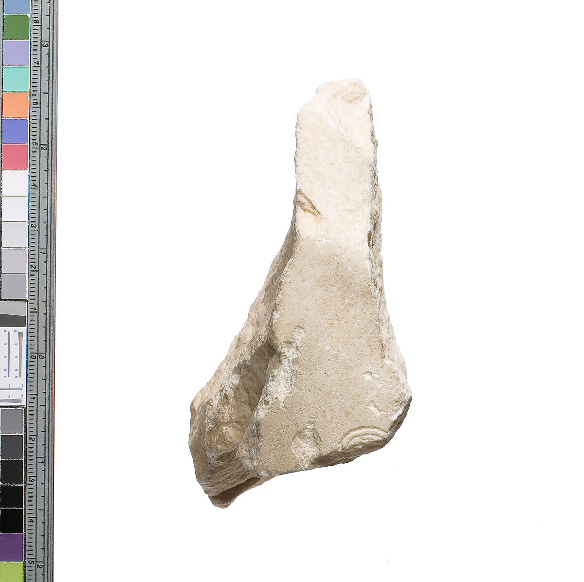Right shoulder slice with shawl traces and Aten cartouche, Siliceous indurated limestone 