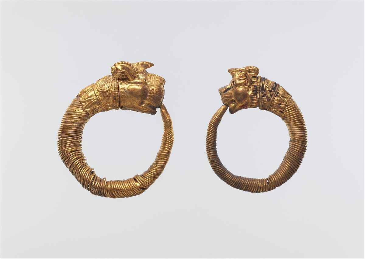 Earring with lion-griffin terminal, Gold 