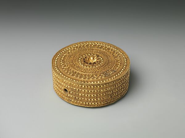 Box-form ornament with granulation and filagree