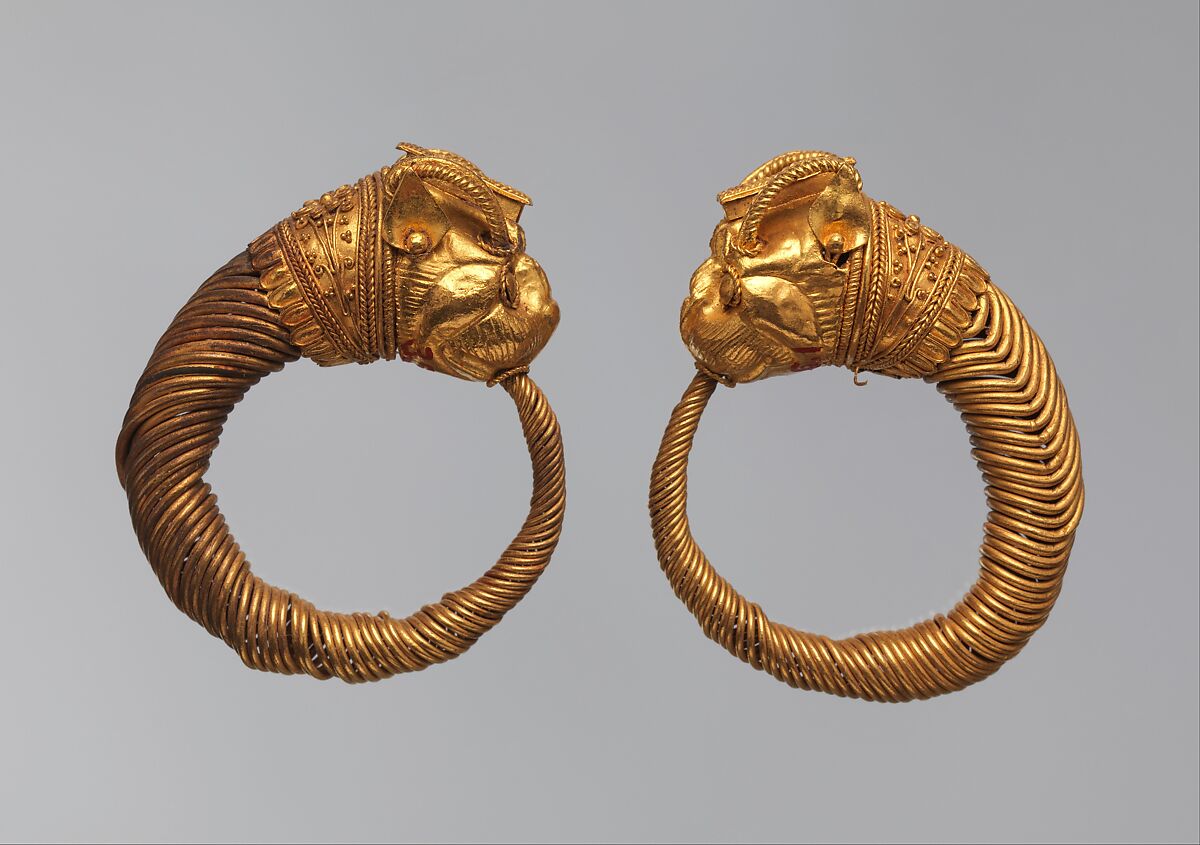 Earring with head of lion-griffin, Gold 