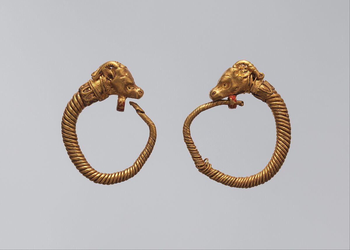 Earring with head of ibex, Gold 