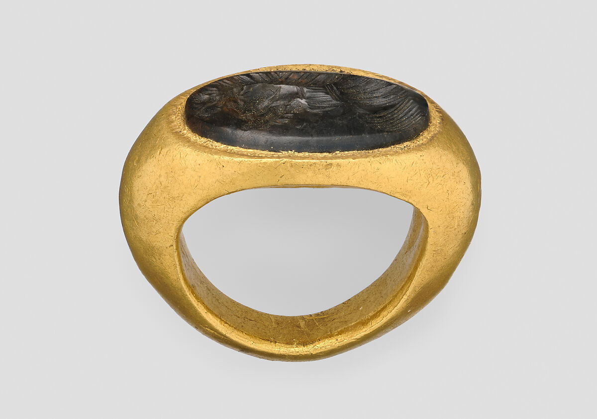 Ring with gem intaglio of helmeted head, Gold, garnet