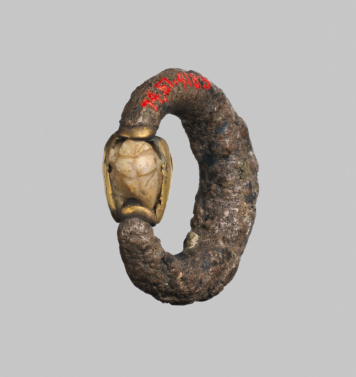 Ring with a scarab inscribed with an ankh, Silver, travertine (Egyptian alabaster), gold 