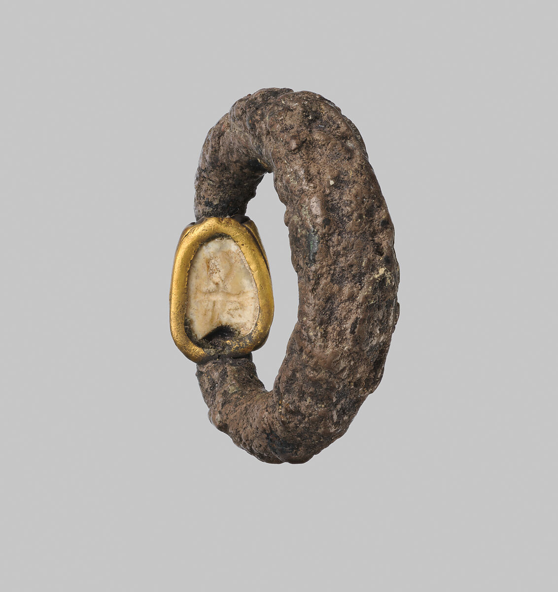 Ring with a scarab inscribed with an ankh, Silver, travertine (Egyptian alabaster), gold