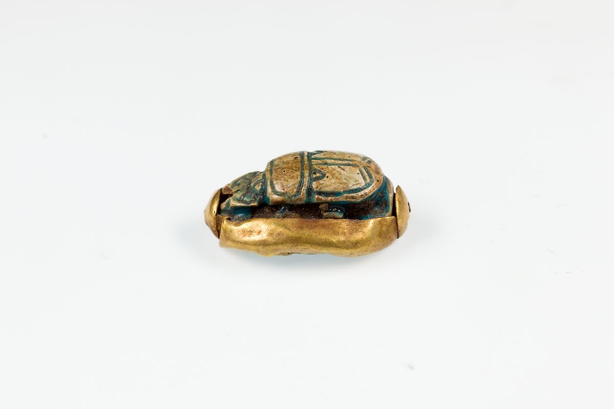 Scarab, Glazed steatite in gold funda