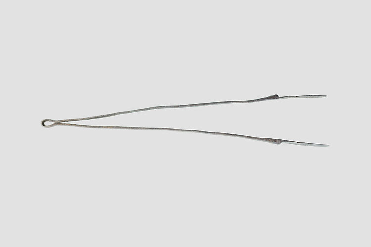Tweezers ending in hands