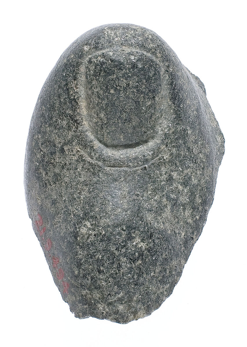 Right big toe of a statue, diorite 