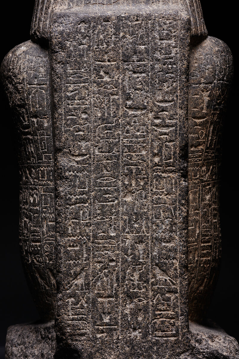 Block statue of Hor, Gray granite