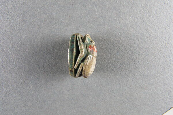 Scarab, disk, Steatite, traces of green glaze