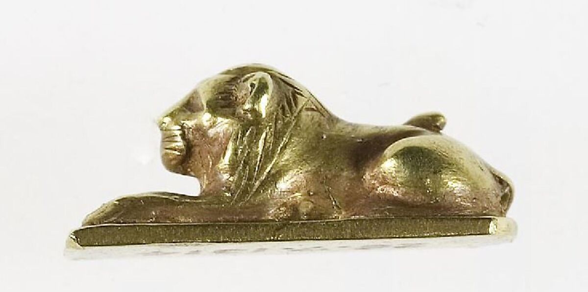 Recumbent lion from a bracelet, Gold 