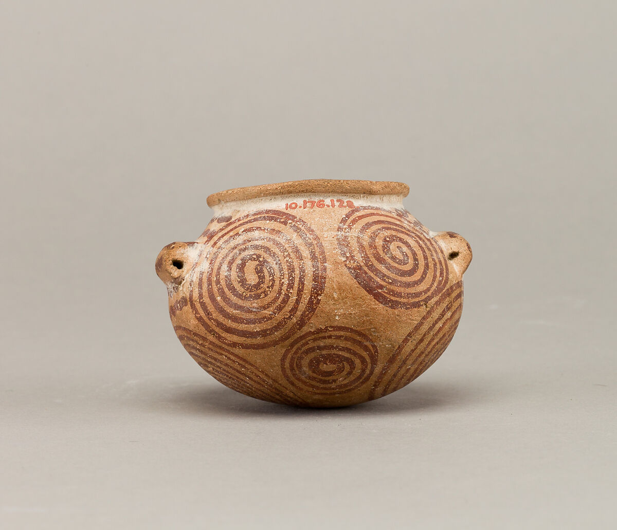 Squat decorated ware jar depicting spirals, Pottery, paint 