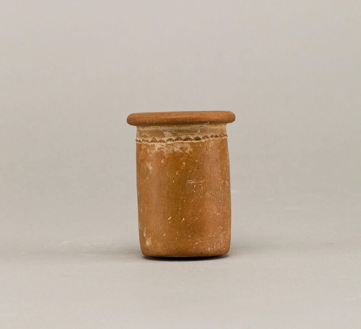 Short wavy-handled ware cylindrical jar with a scalloped line, Pottery