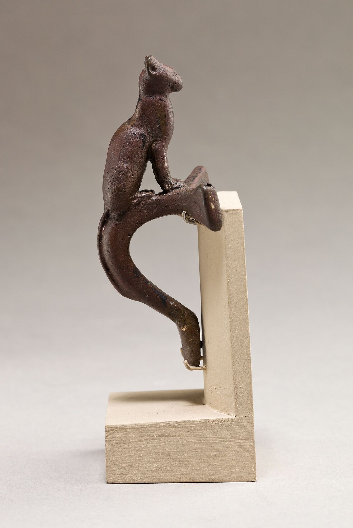 Cat on a handle - Late Period–Ptolemaic Period - The Metropolitan