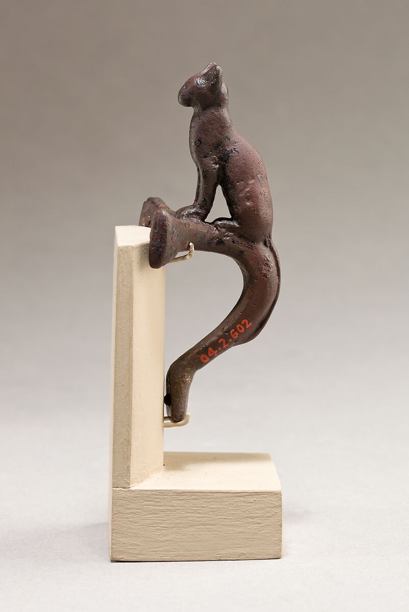 Cat on a handle, Cupreous metal