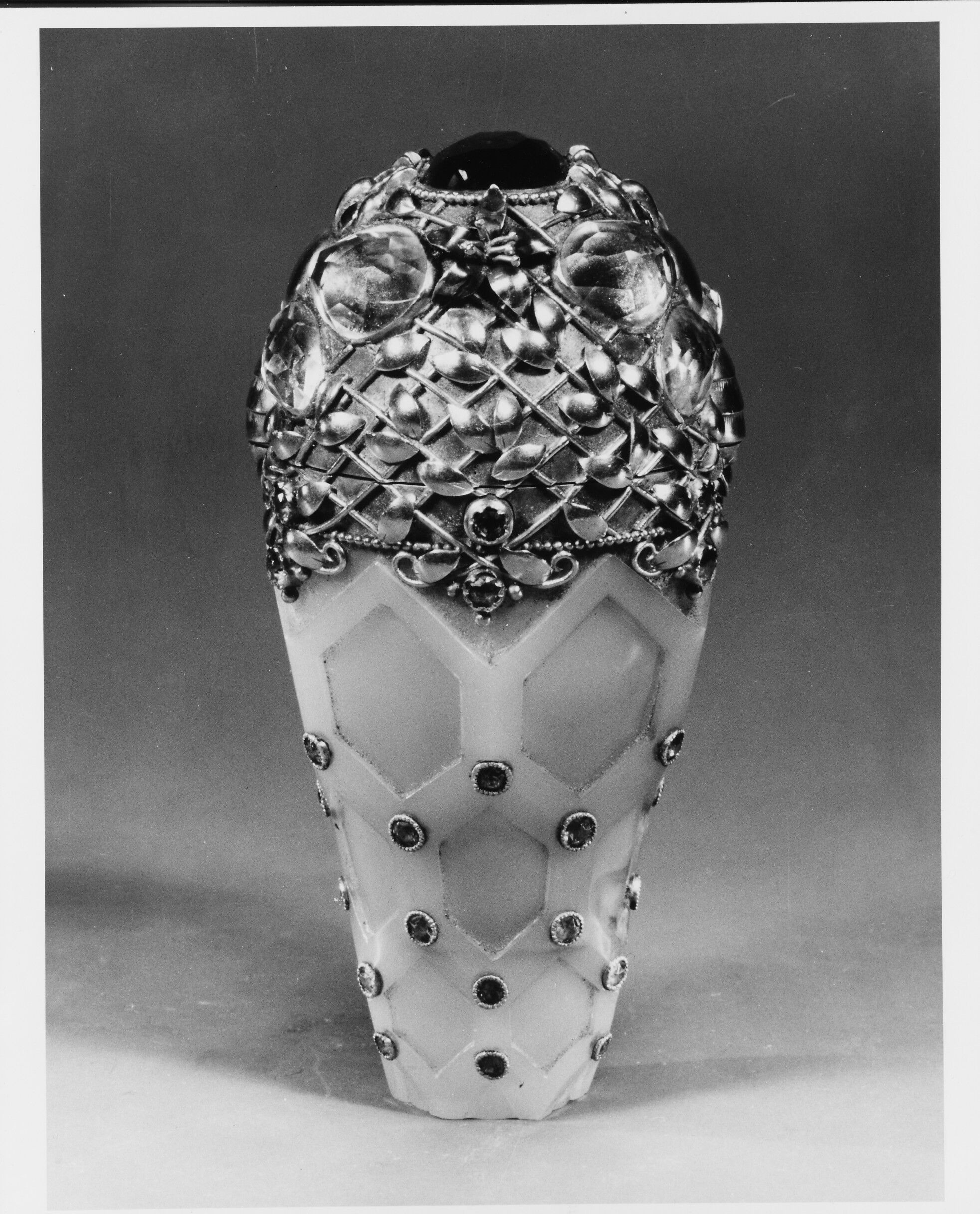 Perfume Bottle, Tiffany &amp; Co. (1837–present), Gold, agate, yellow sapphires, demantoid garnets, red garnets, and amethyst, American