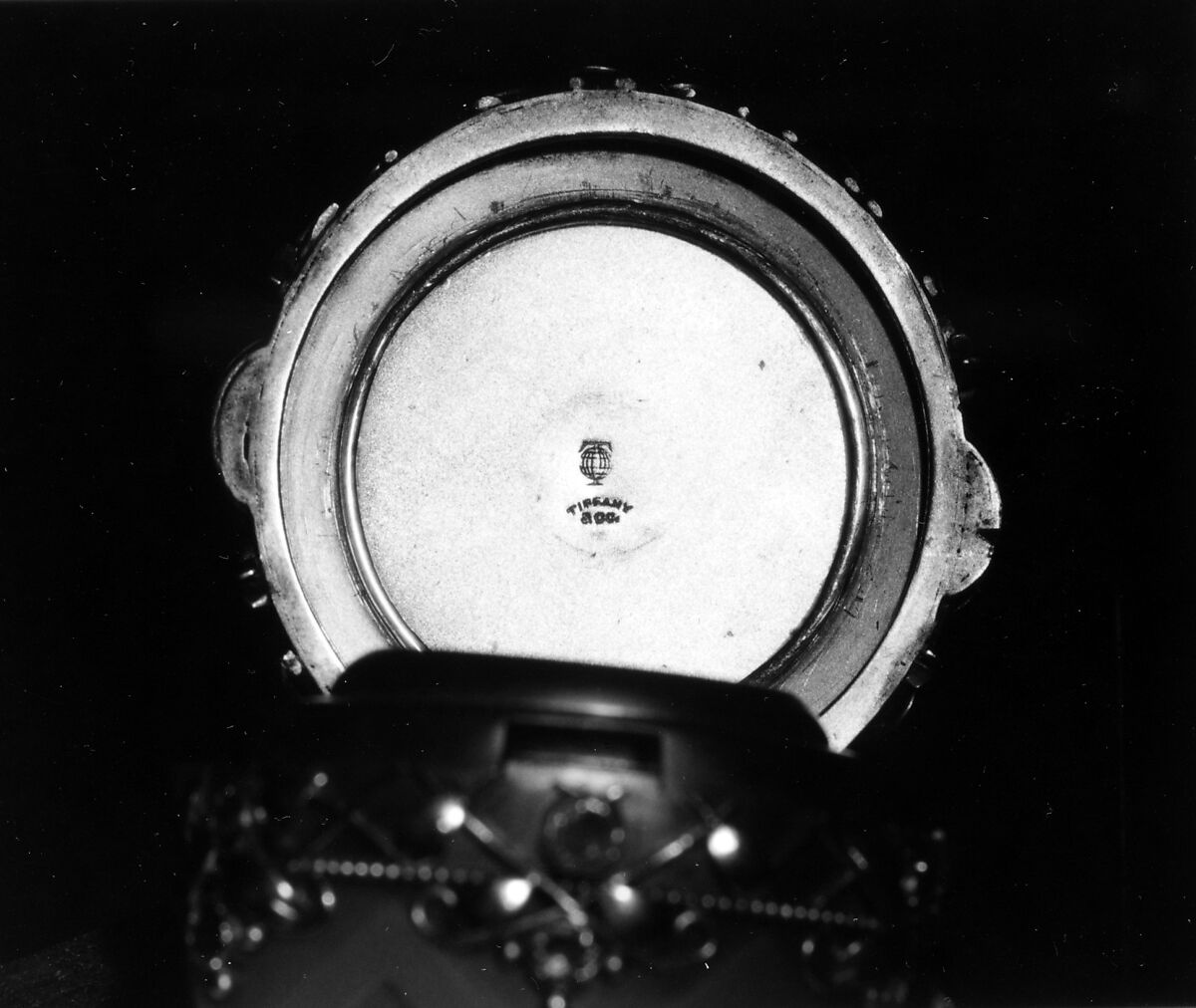 Perfume Bottle, Tiffany &amp; Co. (1837–present), Gold, agate, yellow sapphires, demantoid garnets, red garnets, and amethyst, American