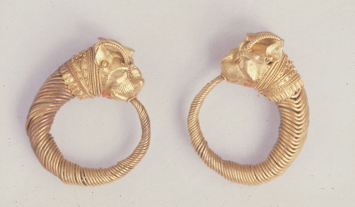Earring with head of lion-griffin, Gold