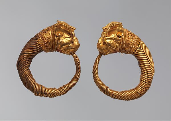 Earring with head of lion-griffin