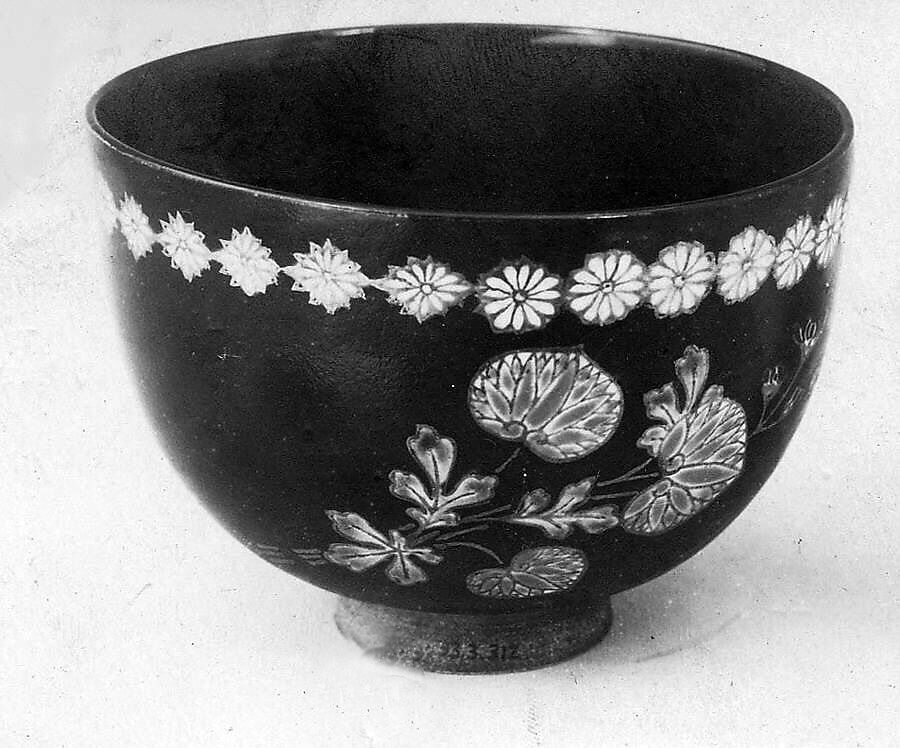 Teabowl, Pottery covered with a black glaze and reserves of transparent crackled glaze, Japan 