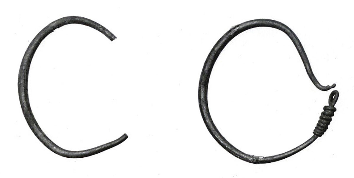 A pair of earrings, Copper alloy 
