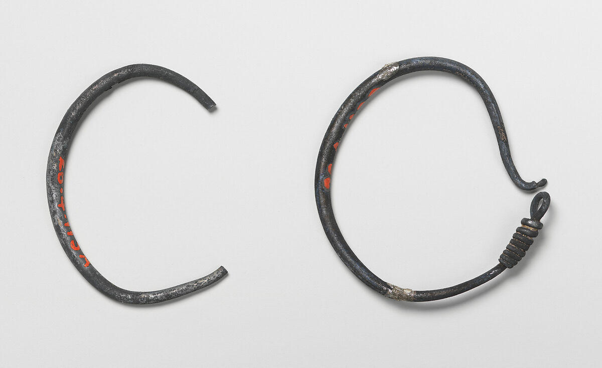 A pair of earrings, Copper alloy 