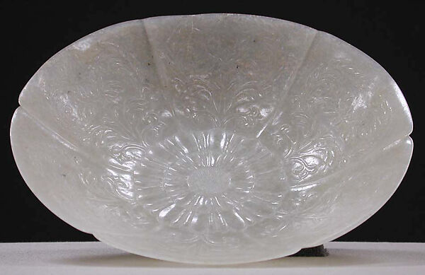 Shallow bowl in the shape of a flower