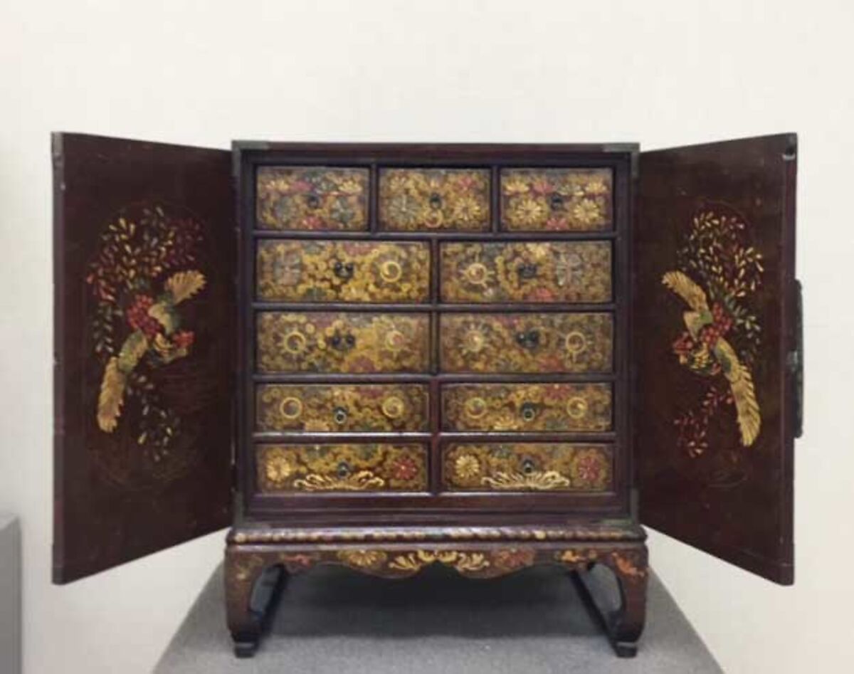 Chest decorated with phoenixes, colored roundels (taegeuk), and flowers, Lacquered wood inlaid with mother-of-pearl, tortoiseshell, ray skin, and brass wire; brass fittings, Korea