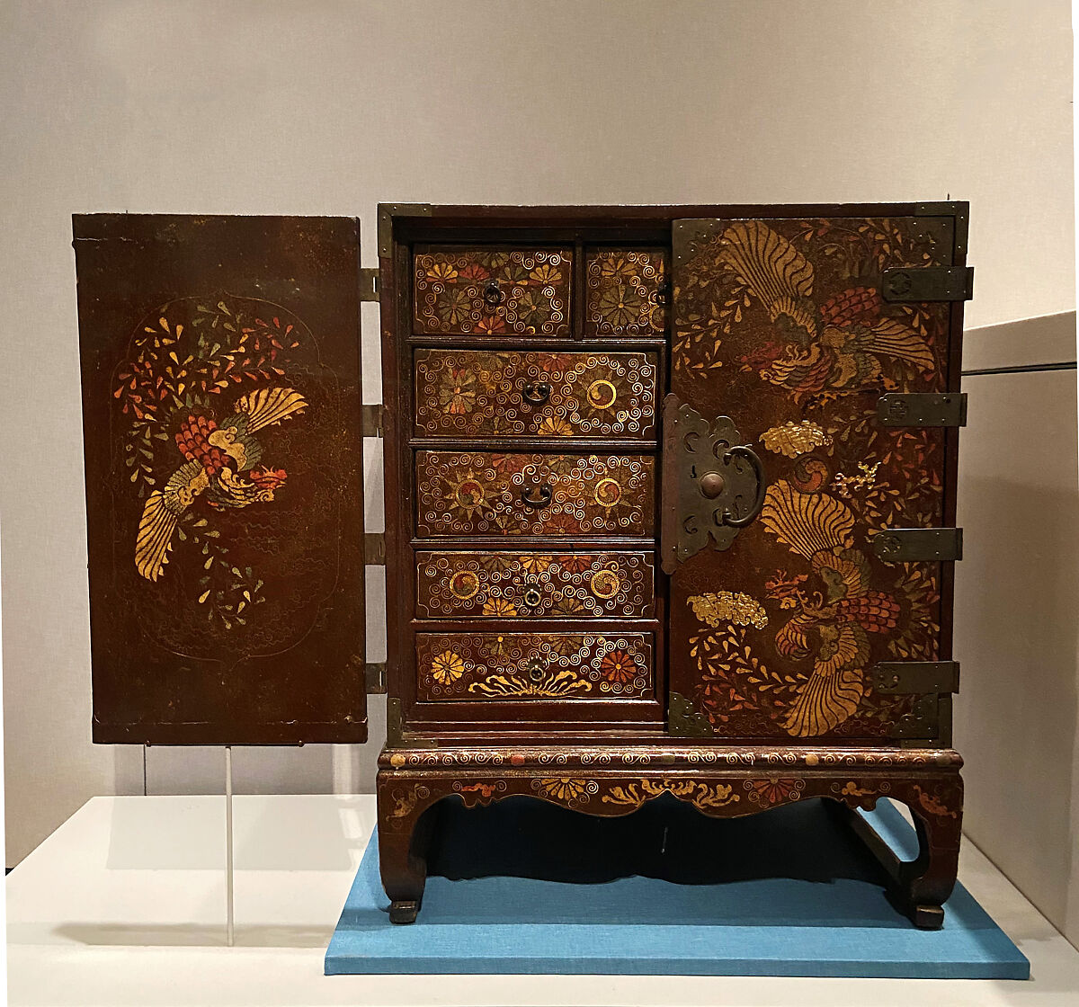 Chest decorated with phoenixes, colored roundels (taegeuk), and flowers, Lacquered wood inlaid with mother-of-pearl, tortoiseshell, ray skin, and brass wire; brass fittings, Korea 