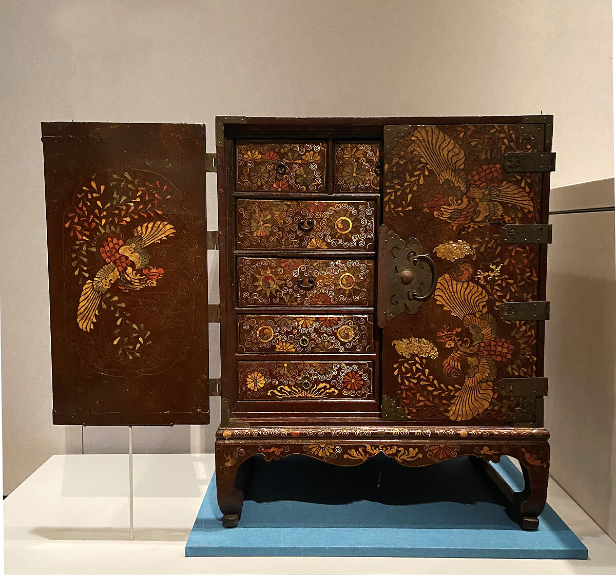 Chest decorated with phoenixes, colored roundels (taegeuk), and flowers, Lacquered wood inlaid with mother-of-pearl, tortoiseshell, ray skin, and brass wire; brass fittings, Korea